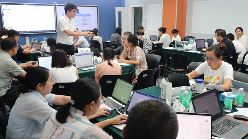 小标题：在职人士面临的选择困境